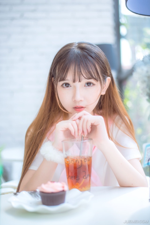 邓贤会意，微笑着点点头，算是默认了庞统的意思，至于原本的蜀中四将如今却变成了三将，已经没人在意了。